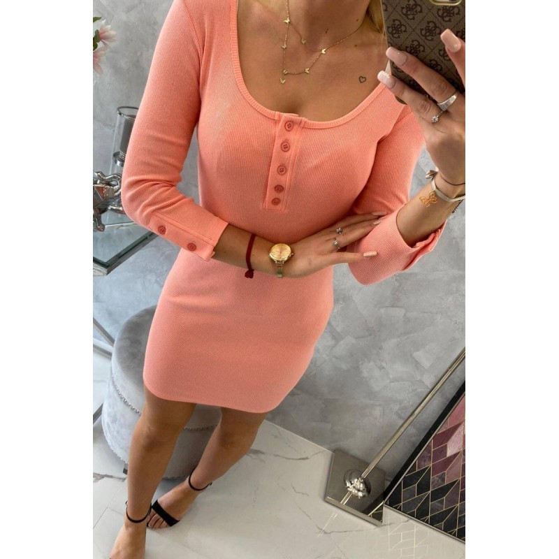 Dámske marhuľové šaty s výstrihom 8972