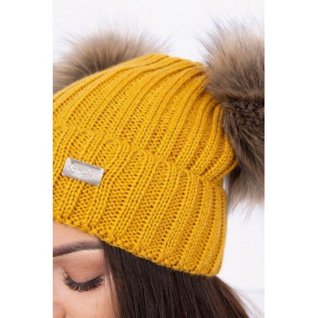Dámska čiapka s dvomi brmbolcami 2 pompony - horčicová
